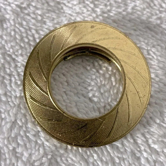 Vintage  Round Textured Gold Tone Scarf Clip - Picture 1 of 10